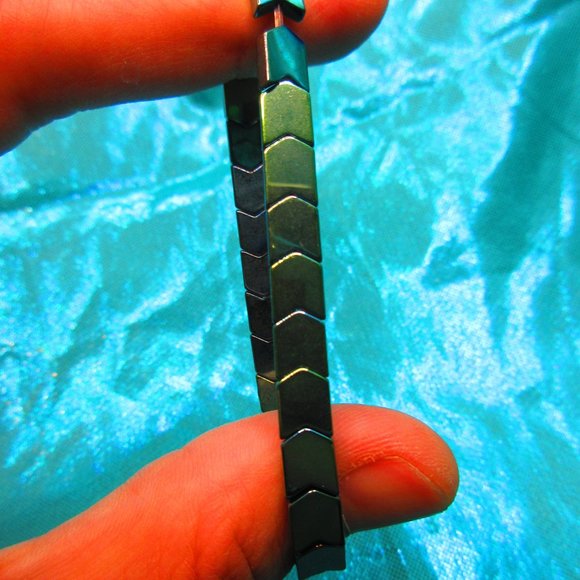 Green Titanium Hematite Arrows 7" Stretchy Gemstone Bracelet - Picture 3 of 3